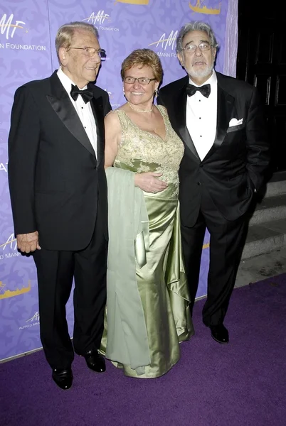 Alfred mann med claude mann och placido domingo på den 5: e årliga alfred mann foundation innovation och inspiration gala. vibiana, los angeles, ca. 11-02-08 — Stockfoto