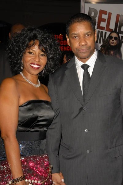 Denzel washington en vrouw pauletta op 'the book of eli' premiere, chinese theater, hollywood, ca. 01-11-10 — Stockfoto