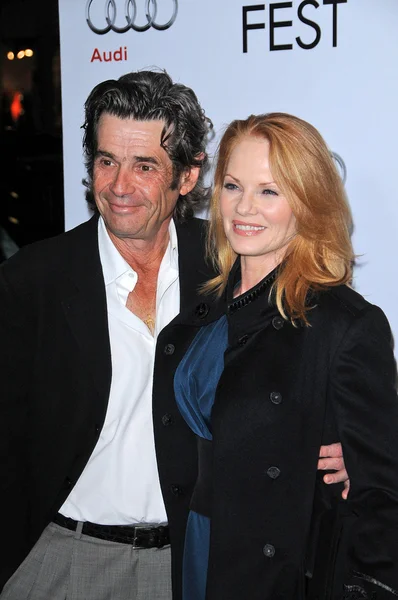 Alan rosenberg und marg helgenberger beim afi fest screening of the road, chinesisches theater, hollywood, ca. 09-04-11 — Stockfoto