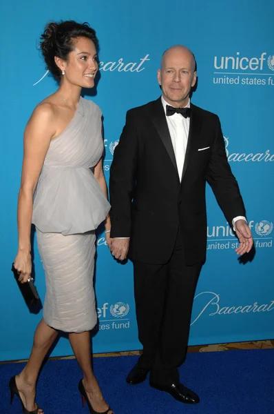 Bruce willis i żona emma heming na balu unicef 2009 cześć jerry weintraub, beverly wilshire hotel, beverly hills, ca. 12-10-09 — Zdjęcie stockowe