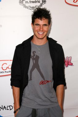 Robbie Amell