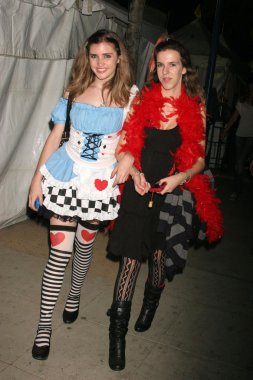 Cadılar Bayramı revelers