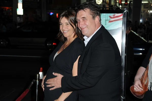 Joanne Smith-Baldwin y Daniel Baldwin en el estreno de 'Grey Gardens' en Los Ángeles. Grauman 's Chinese Theatre, Hollywood, CA. 04-16-09 —  Fotos de Stock