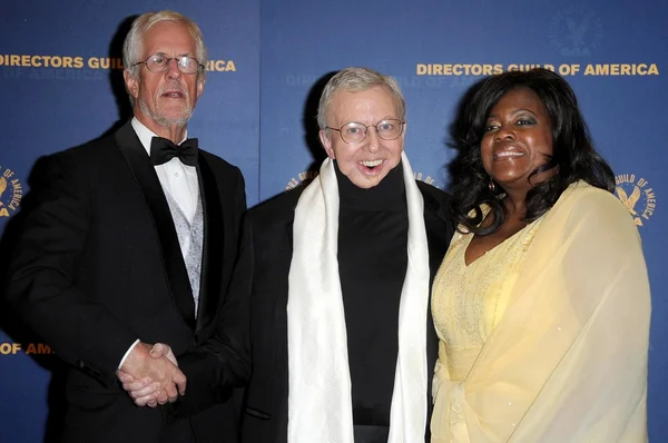 Michael Apted avec Roger Ebert et sa femme Chaz dans la salle de presse lors de la 61e remise annuelle des prix DGA. Hyatt Regency Century Plaza, Los Angeles, CA. 01-31-09 — Photo
