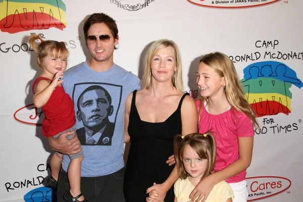 Peter Facinelli with Jennie Garth and their daughters — Stock Photo, Image