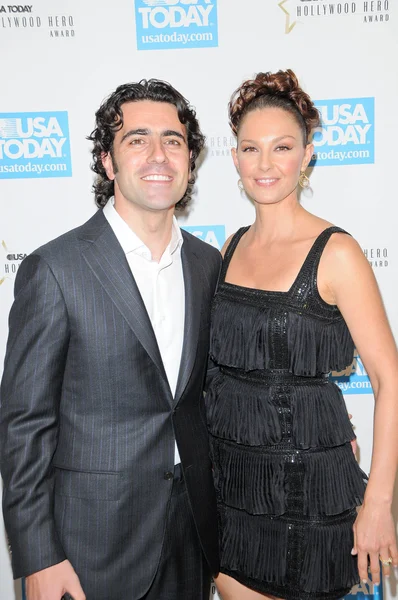 Dario franchitti a manželka ashley judd v usa dnes hollywood hero gala ctít ashley judd, montáž hotel, beverly hills, ca. 11-10-09 — Stock fotografie