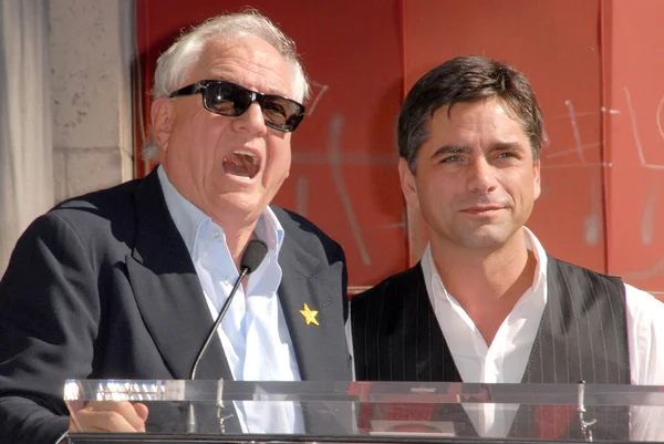 Garry Marshall e John Stamos alla cerimonia di induzione di John Stamos nella Hollywood Walk of Fame, Hollywood Blvd., Hollywood, CA. 11-16-09 — Foto Stock