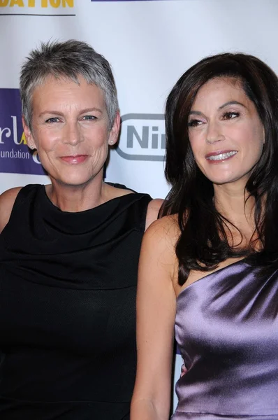 Jamie Lee Curtis and Teri Hatcher at the Starlight Children's Foundation's 'A Stellar Night' Gala. Beverly Hilton Hotel, Beverly Hills, CA. 03-27-09 — Stock Photo, Image