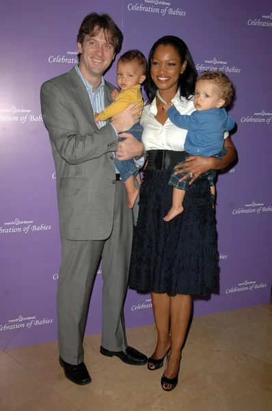 Mike Nilon with Garcelle Beauvais and family — Stock Photo, Image