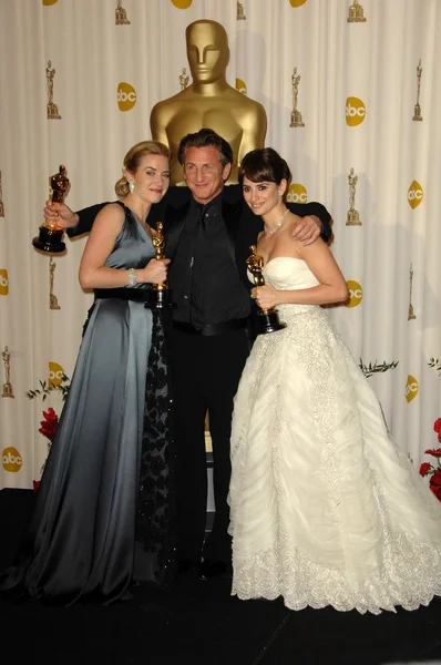 Kate Winslet with Sean Penn and Penelope Cruz in the Press Room at the 81st Annual Academy Awards. Kodak Theatre, Hollywood, CA. 02-22-09 — Stock Photo, Image