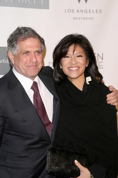 レスリー Moonves と舞台裏ゲフィン ガラで年間でジュリー陳。ゲフィン プレイハウス, ロサンゼルス, ca. 09/03/09 — ストック写真