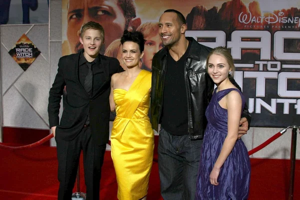 Alexander Ludwig and Carla Gugino with Dwayne Johnson and AnnaSophia Robb at the Los Angeles Premiere of Race To Witch Mountain. El Capitan Theatre, Hollywood, CA. 03-11-09 — Stock Photo, Image