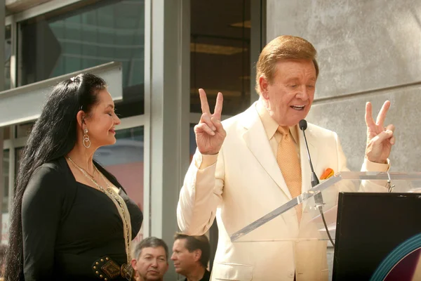 Crystal Gayle and Wink Martindale at the Ceremony honoring Crystal Gayle with a star on the Hollywood Walk of Fame. Vine Street, Hollywood, CA. 10-02-09 — Zdjęcie stockowe