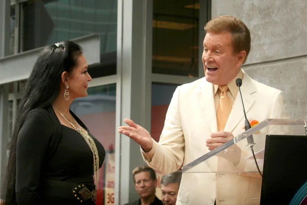 Crystal Gayle and Wink Martindale at the Ceremony honoring Crystal Gayle with a star on the Hollywood Walk of Fame. Vine Street, Hollywood, CA. 10-02-09 — 图库照片