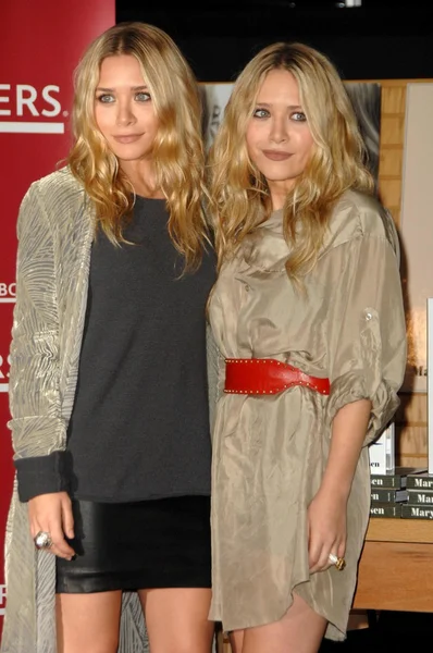 Mary-Kate Olsen and Ashley Olsen — Stock Photo, Image