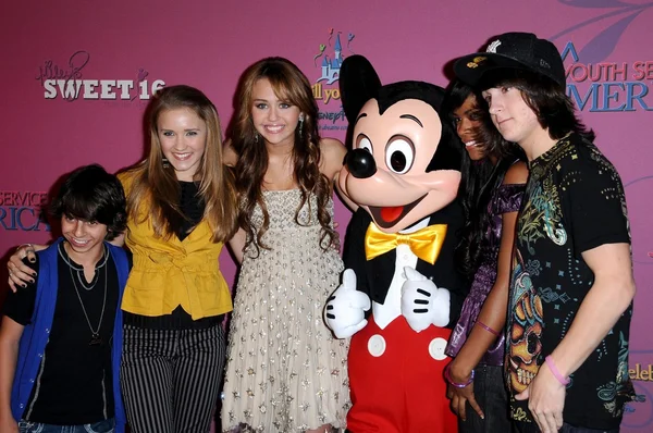 Miley Cyrus and Cast Members of Hannah Montana — Stock Photo, Image