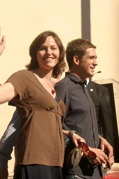 Jorja Fox et Eric Szmanda lors de la cérémonie en l'honneur de William Peterson avec une étoile sur le Hollywood Walk of Fame. Hollywood Boulevard, Hollywood, CA. 02-03-09 — Photo