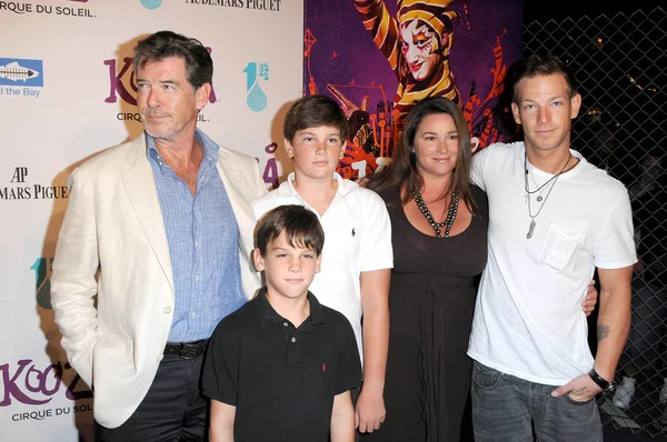 Pierce brosnan met keely shaye smith — Stockfoto