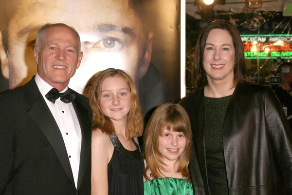 Frank marshall mit kathleen kennedy und familie — Stockfoto