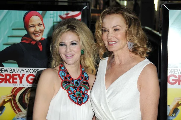 Drew barrymore och jessica lange på los angeles premiären av "grå trädgårdar". Graumans Kinesiska theatre i hollywood, ca. 04-16-09 — Stockfoto