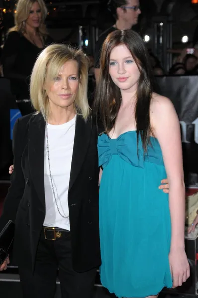 Kim Basinger i jej córka Irlandia — Zdjęcie stockowe