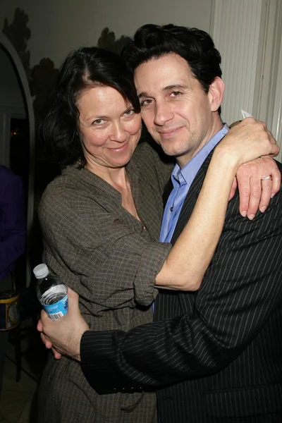 Deb Geffner y Ronnie Marmo en una fiesta organizada por el Teatro 68 para anunciar el Festival John Patrick Shanley. Residencia Privada, Beverly Hills, CA. 02-23-09 — Foto de Stock