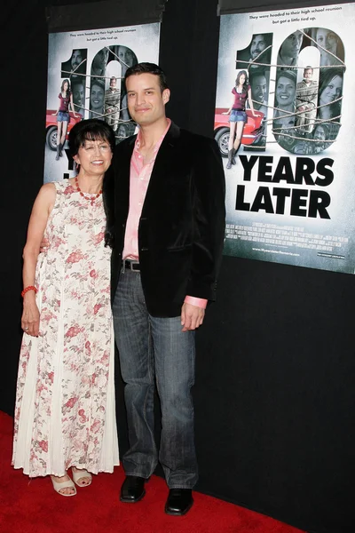 B.P. Cooper and and his mother at the Los Angeles Sneak Peek Screening of 'Ten Years Later'. Majestic Crest Theatre, Los Angeles, CA. 07-16-09 — Stock Photo, Image