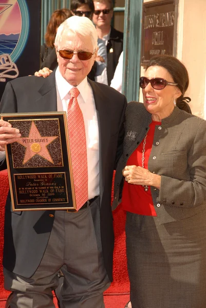 Peter Graves a manželka Joan Endress na Hollywood Walk of Fame zasvěcovací obřad pro Peter Graves, Hollywood, Ca. 10-30-09 — Stock fotografie
