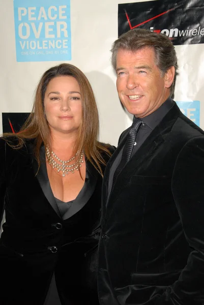 Keely Shaye Smith and Pierce Brosnan at the Peace Over Violence 38th Annual Humanitarian Awards, Beverly Hills Hotel, Beverly Hills, CA. 11-06-09 — Stock Photo, Image