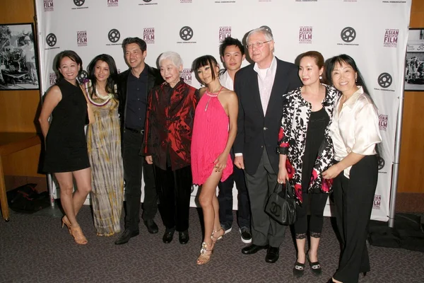 Darsteller und Crew von "Dim Sum Beerdigung" auf dem asiatischen Pazifikfilmfestival Los Angeles, wo "Dim Sum Beerdigung" gezeigt wird. dga, Biberhügel, ca. 05-02-09 — Stockfoto