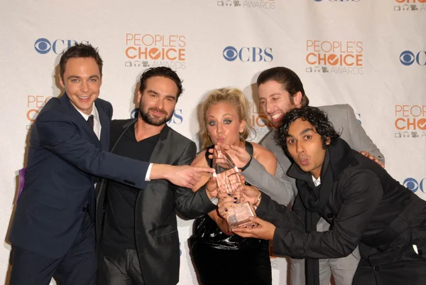 Jim Parsons, Johnny Galecki, Kaley Cuoco, Simon Helberg\r\nat the Press Room for the 2010 's Choice Awards, Nokia Theater L.A. Live, Los Angeles, CA. 01-06-10 — Stock fotografie