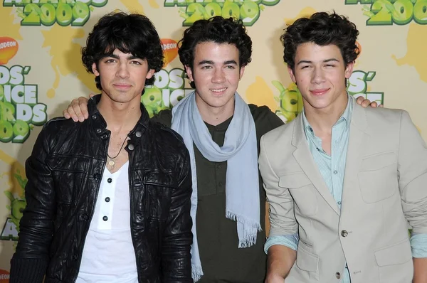 Jonas Brothers на церемонии Nickelodeon 's 2009 Kids' Choice Awards. Поли Павильон, Вествуд, Калифорния. 03-29-09 — стоковое фото