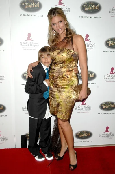 Natasha Henstridge and son Tristan — Stock Photo, Image