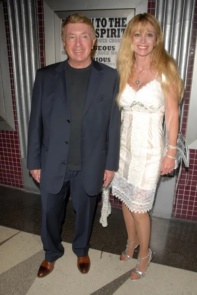 Larry Cohen i Laurene Landon na rzecz miłości Los Angeles premiera "Złego gliniarza". Fairfax kin, West Hollywood, Ca. 07-09-09 — Zdjęcie stockowe