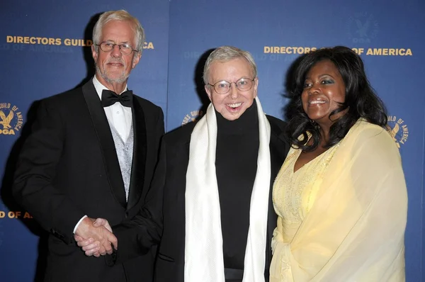 Michael Apted with Roger Ebert and wife Chaz in the press room at the 61st Annual DGA Awards. Hyatt Regency Century Plaza, Los Angeles, CA. 01-31-09 — Stock fotografie