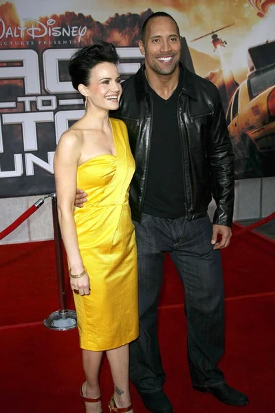 Carla Gugino e Dwayne Johnson — Fotografia de Stock