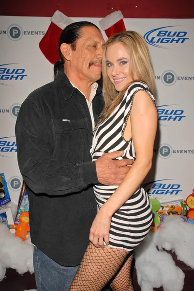 Danny trejo a paula labaredas v bridgetta tomarchio b den bash a modelky v toyland toy drive, lucky strike, hollywood, ca. 12-04-09 — Stock fotografie