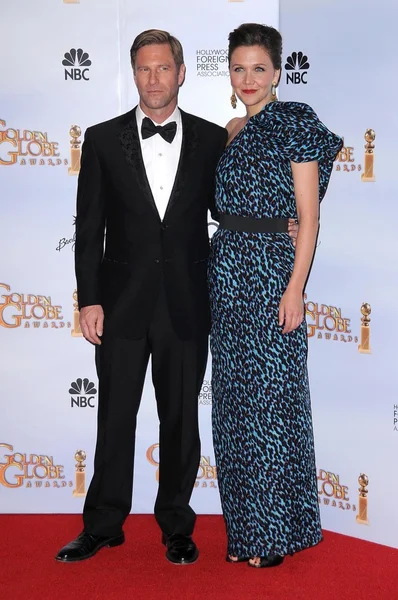 Aaron eckhart und maggie gyllenhaal im presseraum bei der 66. Verleihung der Golden Globes. beverly hilton hotel, beverly hügel, ca. 01.11.09 — Stockfoto