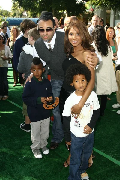 Keri Lewis with Toni Braxton and family — Stock Photo, Image