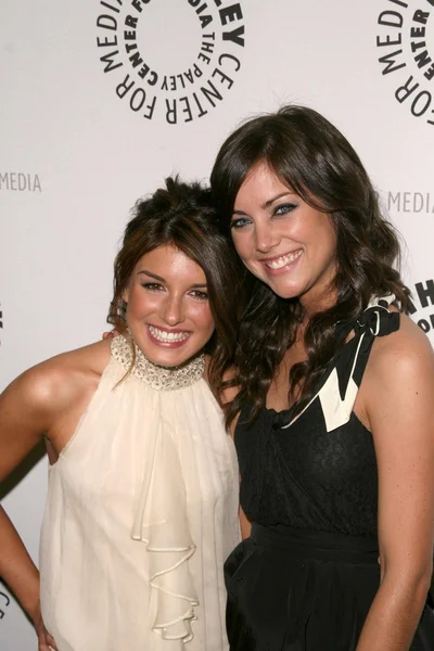 Shenae grimes ve jessica stroup — Stok fotoğraf