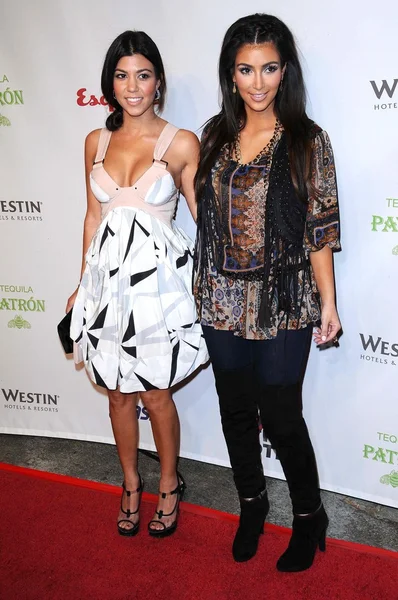 Kourtney kardashian ve kim kardashian — Stok fotoğraf