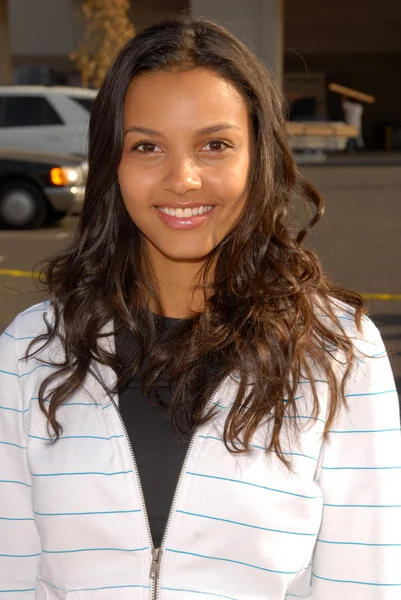 Jessica lucas op de 'american dream 5k wandeling' profiteert van habitat for humanity. Pacoima plaza, pacoima, ca. 10-10-09 — Stockfoto