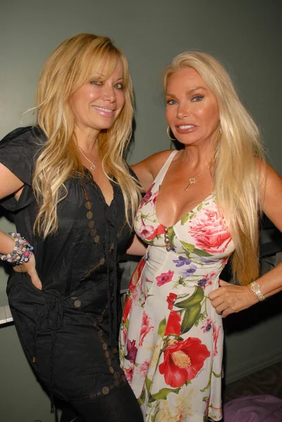 Gloria Kisel and Suzan Hughes at the Los Angeles Premiere of 'Death of Evil', Benefitting the National Fathers Resource Center. Regency Fairfax Cinemas, West Hollywood, CA. 10-01-09 — Stock fotografie