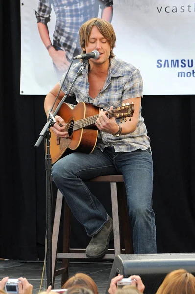 Keith Urban lors d'un concert acoustique gratuit par Keith Urban, sponsorisé par Verizon Wireless et Samsung Mobile, Verizon Wireless Store, Pasadena, CA. 11-21-09 — Photo