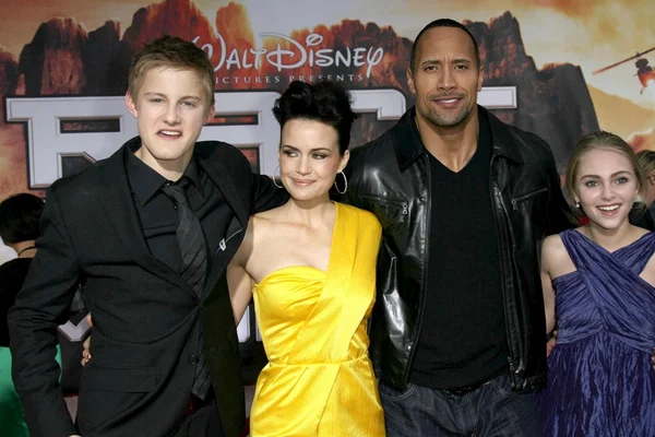 Alexander Ludwig and Carla Gugino with Dwayne Johnson and AnnaSophia Robb at the Los Angeles Premiere of Race To Witch Mountain. El Capitan Theatre, Hollywood, CA. 03-11-09 — Stock Photo, Image