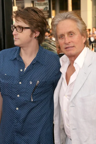 Cameron douglas a michael douglas na světovou premiéru "ghosts of přítelkyně minulosti". Graumana čínské divadlo, hollywood, ca. 04-27-09 — Stock fotografie