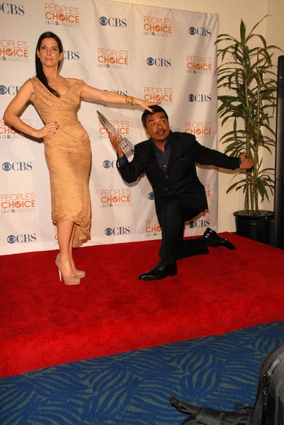 Sandra Bullock y George Lopez — Foto de Stock