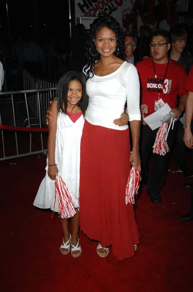 Kimberly Elise and daughter at the Los Angeles Premiere of High School Musical 3 Senior Year. USC, Los Angeles, CA. 10-16-08 — Stock Photo, Image