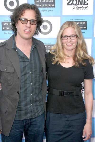Davis Guggenheim and Elisabeth Shue at the Los Angeles Premiere of 'It Might Get Loud'. Manns Festival Theatre, Westwood, CA. 06-19-09 — Stok fotoğraf