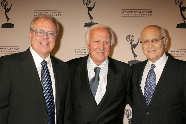 John shaffner met robert loggia en norman lear — Stockfoto